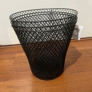 Assorted wire baskets